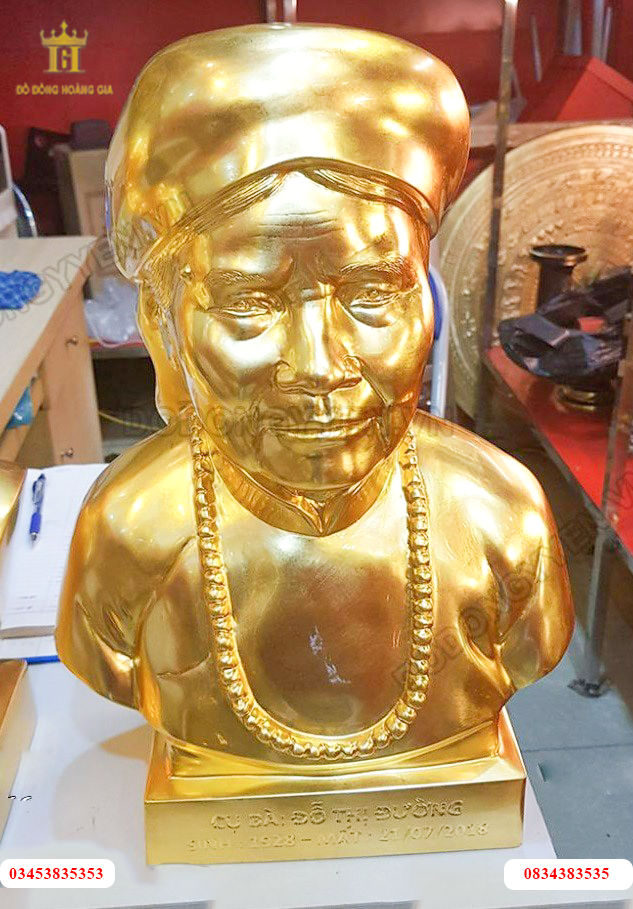 Tượng đồng cụ bà dát vàng