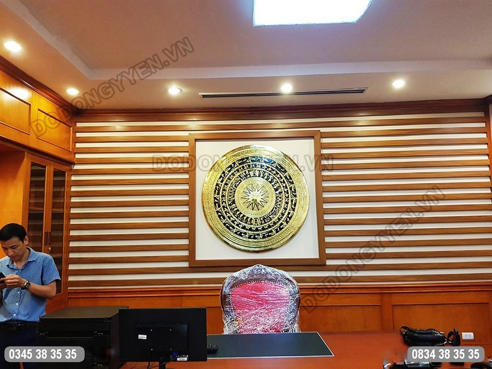 tranh mặt trống đồng vàng