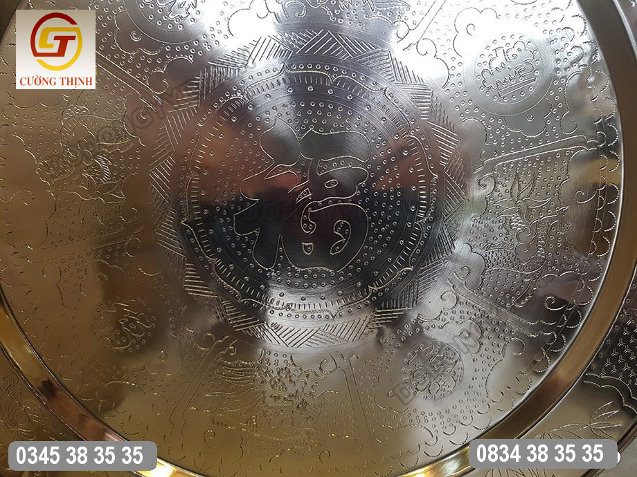 Chữ phúc chạm khắc ở trung tâm mâm