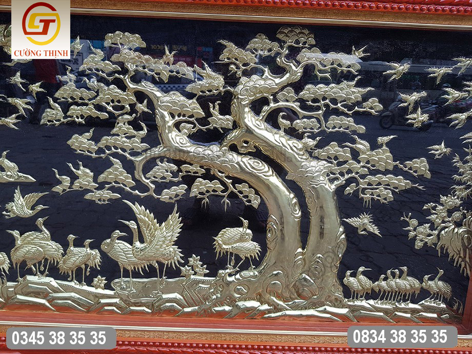 nổi bật trên nền đen là đôi cây tùng to lớn