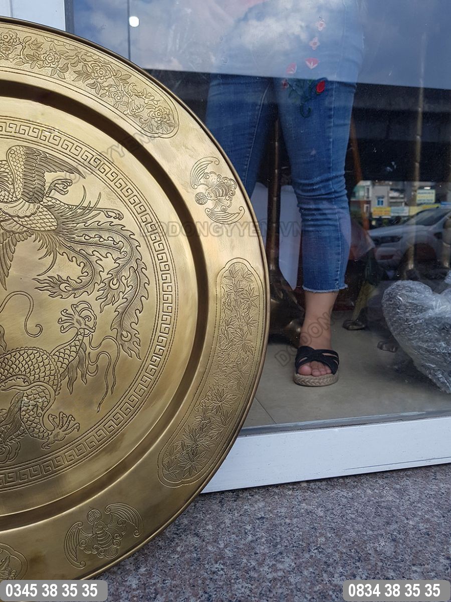 trung tâm mâm là hình long phụng