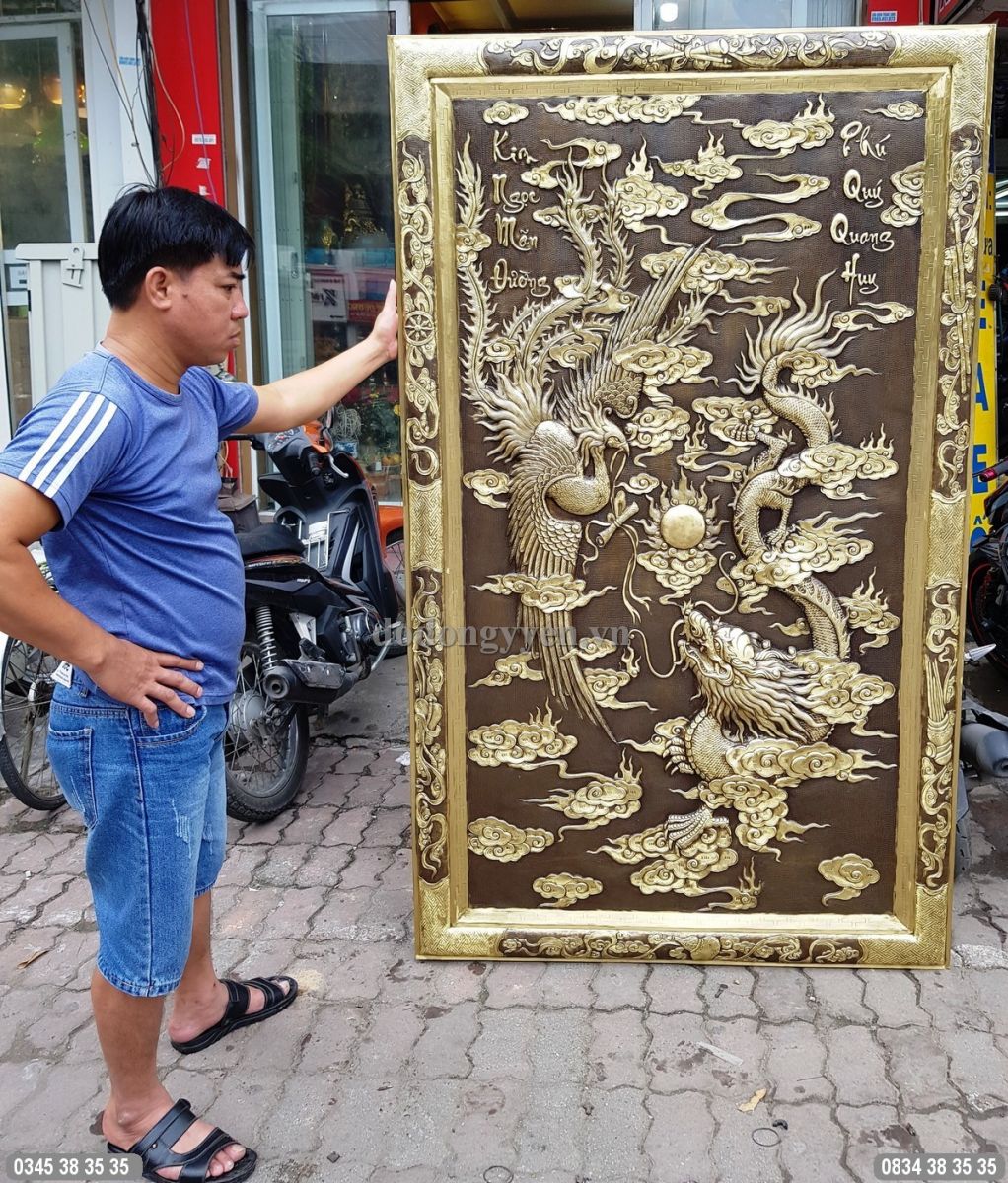 chữ viết được chạm thúc theo kiểu thư pháp