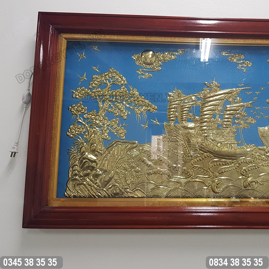 trung tâm bức tranh là hình ảnh thuyền buồm được chạm thúc vô cùng đẹp