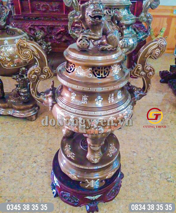 Đỉnh đồng khảm ngũ sắc cỡ lớn trưng bày