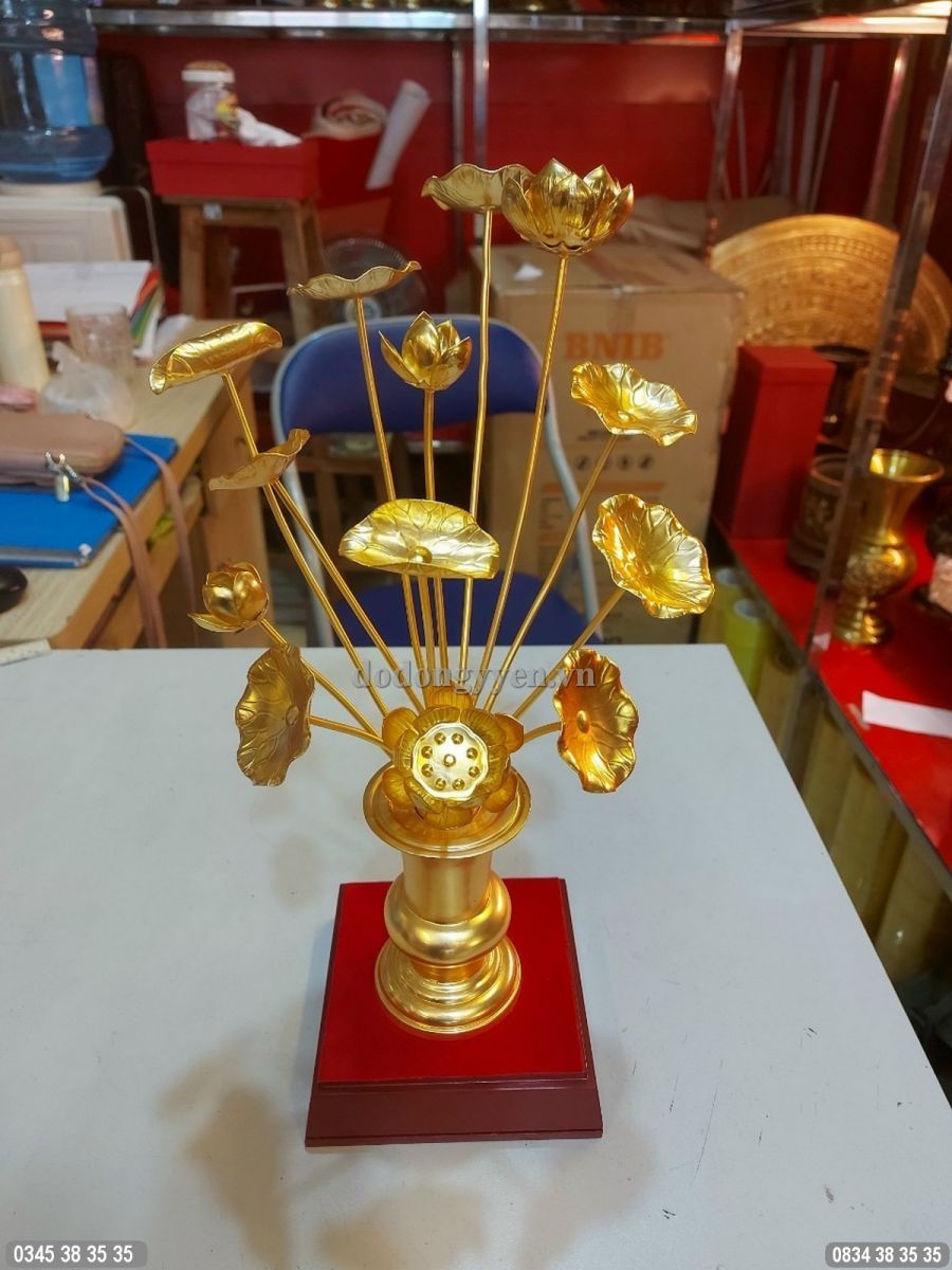 phần thân bình cũng được dát vàng vô cùng tỉ mỉ