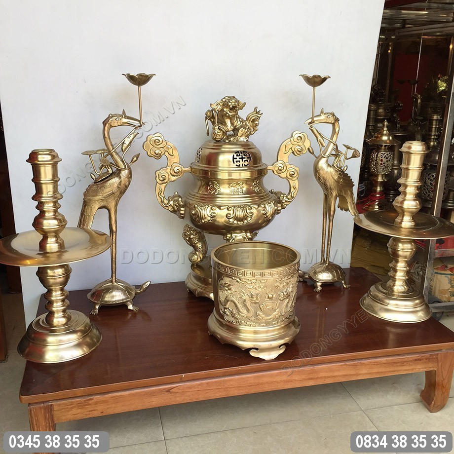 Bộ đồ thờ bằng đồng vàng đầy đủ trên ban thờ gia tiên