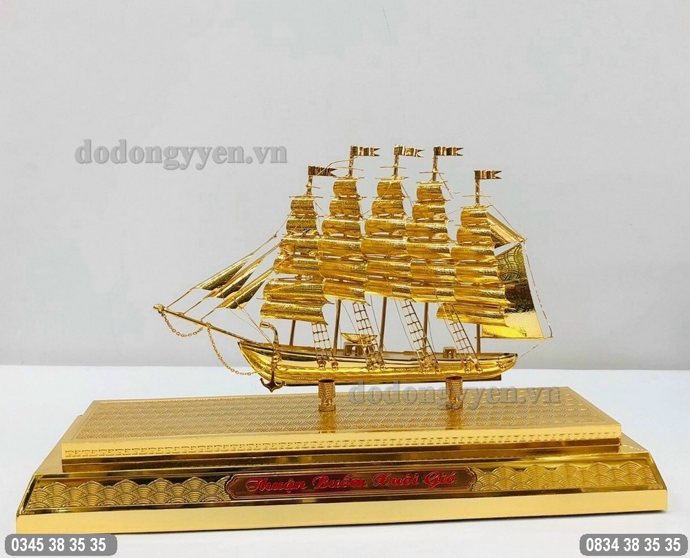 thuyền buồm dát vàng