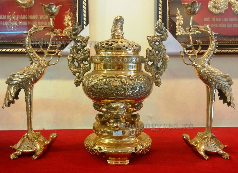 Bộ tam sự đỉnh vuông đồng đỏ