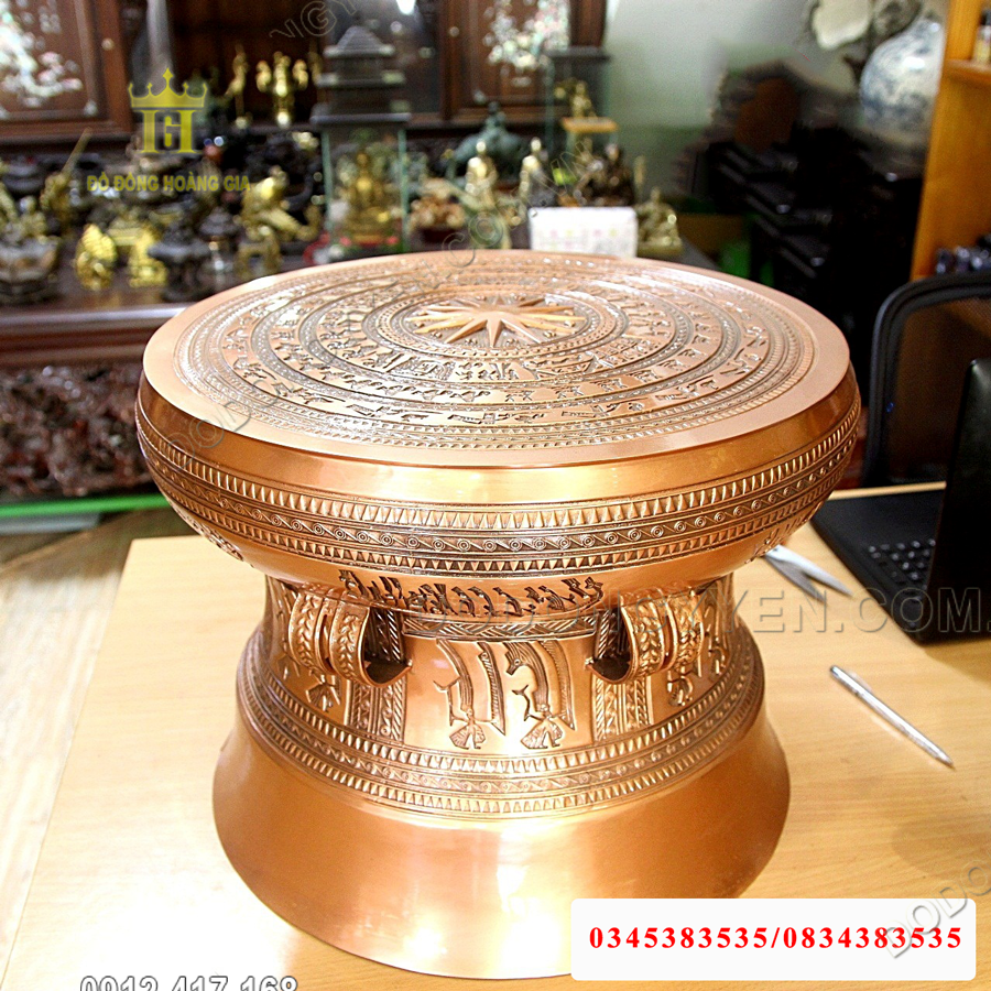 Đường nét hoa văn trên mặt trống được làm chi tiết và sắc nét