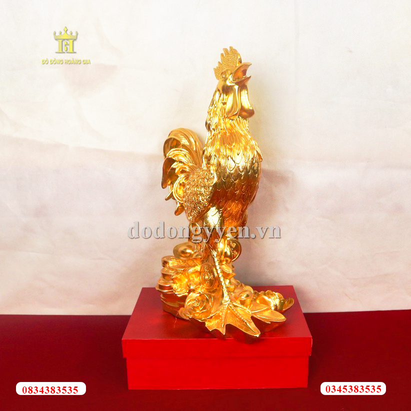 Tượng gà được làm thủ công nguyên liệu đồng vàng