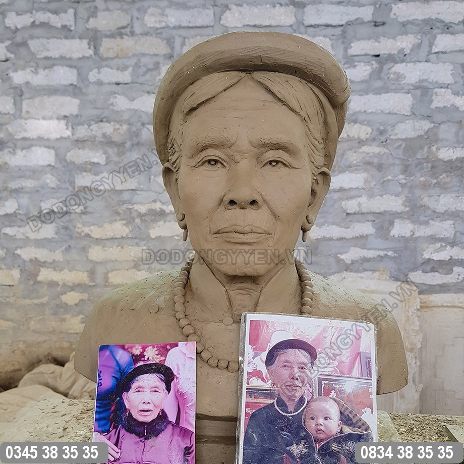 Gương mặt hiền từ được chạm khắc sắc nét