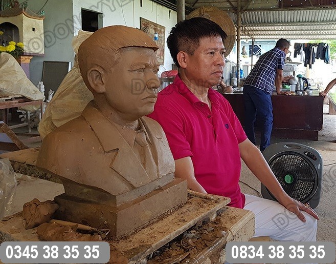Hình nhìn nghiêng của mẫu và chủ nhân bức tượng